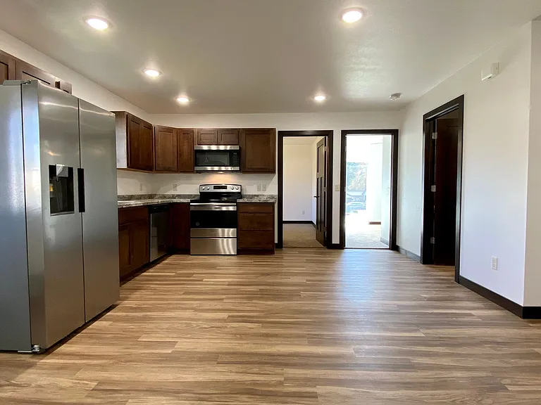 1007 University Ave — Photo 2