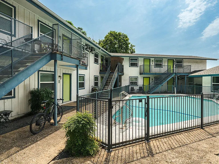Zilker Capri Apts. — Photo 2