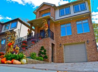 18 Park Ct, Staten Island, NY 10301