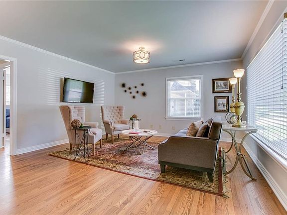 4th image of 512 N Highland Ave