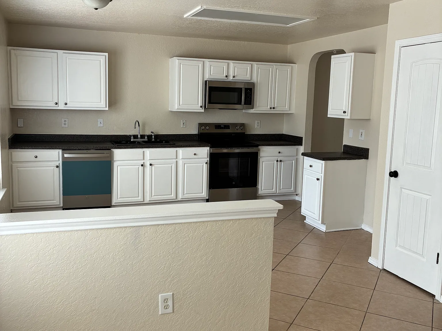 4 bed, 2278 sqft, $1,950 — Photo 3