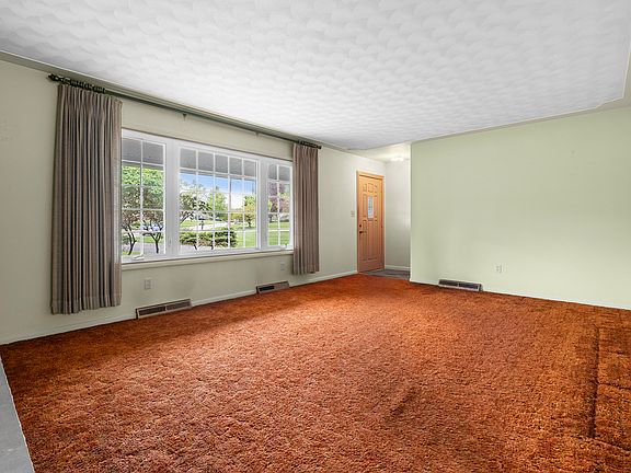 5th image of 275 Beaumont Dr