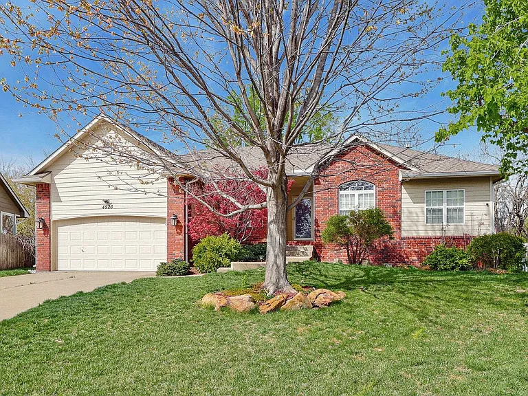 4923 Farmstead Ct — Photo 2