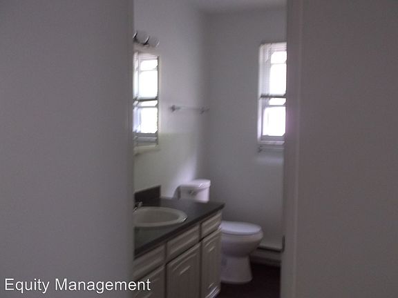 5th image of 280 Maplewood Dr APT 1