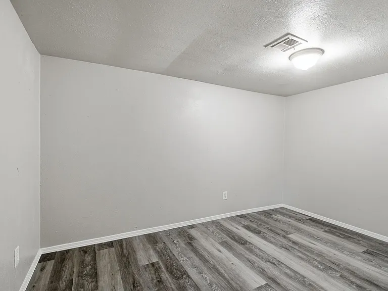S Maple St Apartments — Photo 10