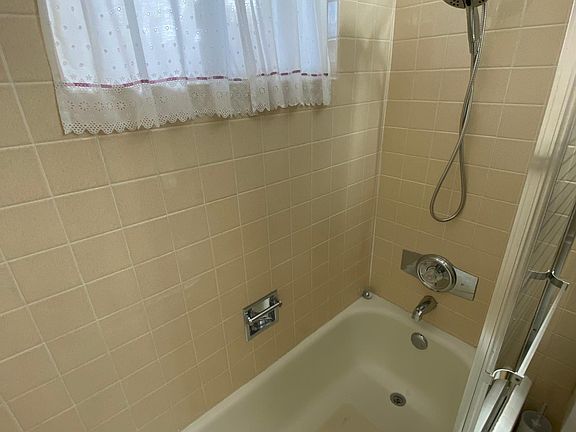 5th image of 542 Banavie Dr