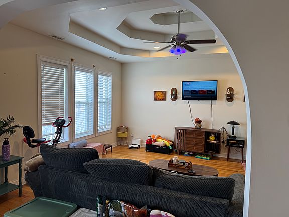 2nd image of 5609 N Clark St Unit 3