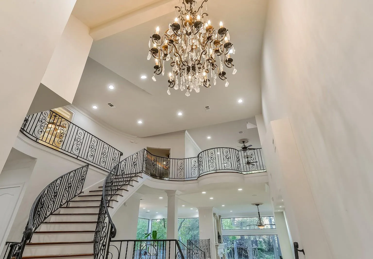 4 bed, 5.5 bath, 4516 sqft, $7,250 — Photo 1
