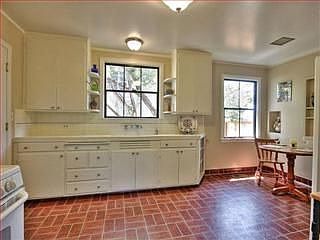 5th image of 131 Knoll Cir