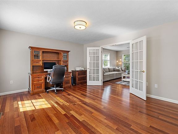 5th image of 706 Williamsburg Ct