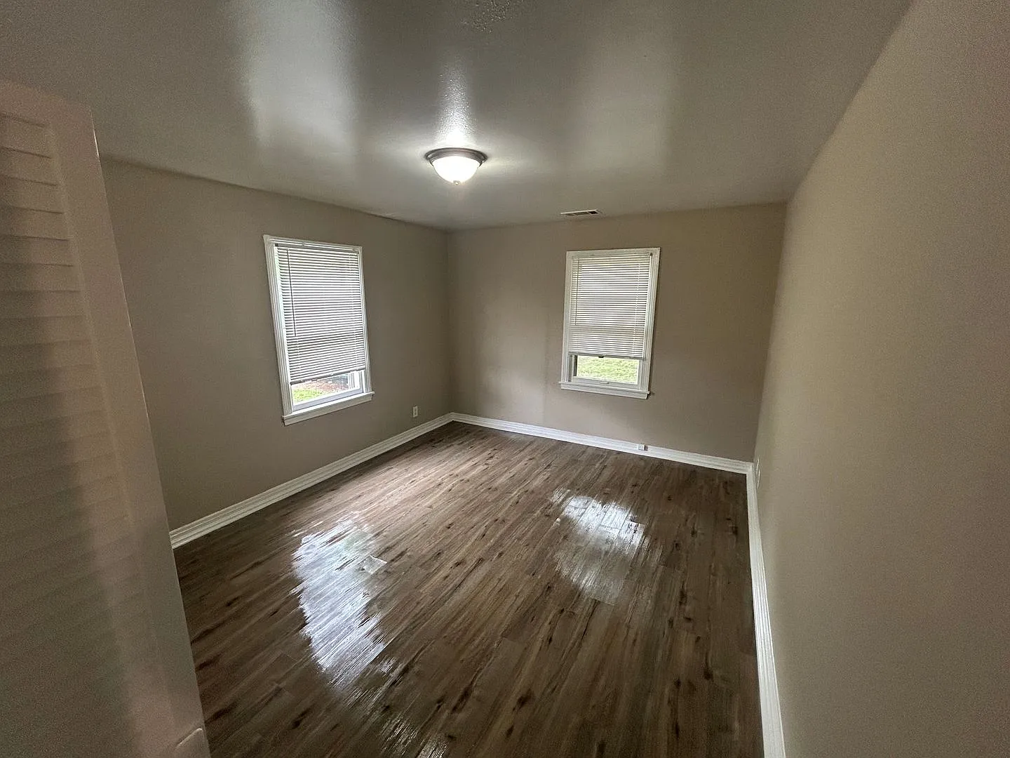2BR 1BA with fenced in backyard with free 1st month rent! — Photo 2