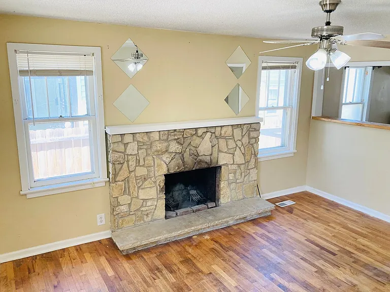 320 W Elm St — Photo 3