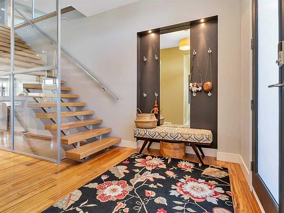 2nd image of 31 W Leaside Cres