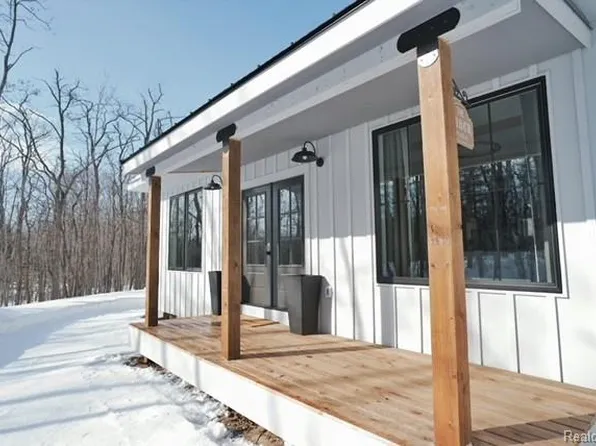 4037 S Pleasantview Rd, Harbor Springs, MI 49740