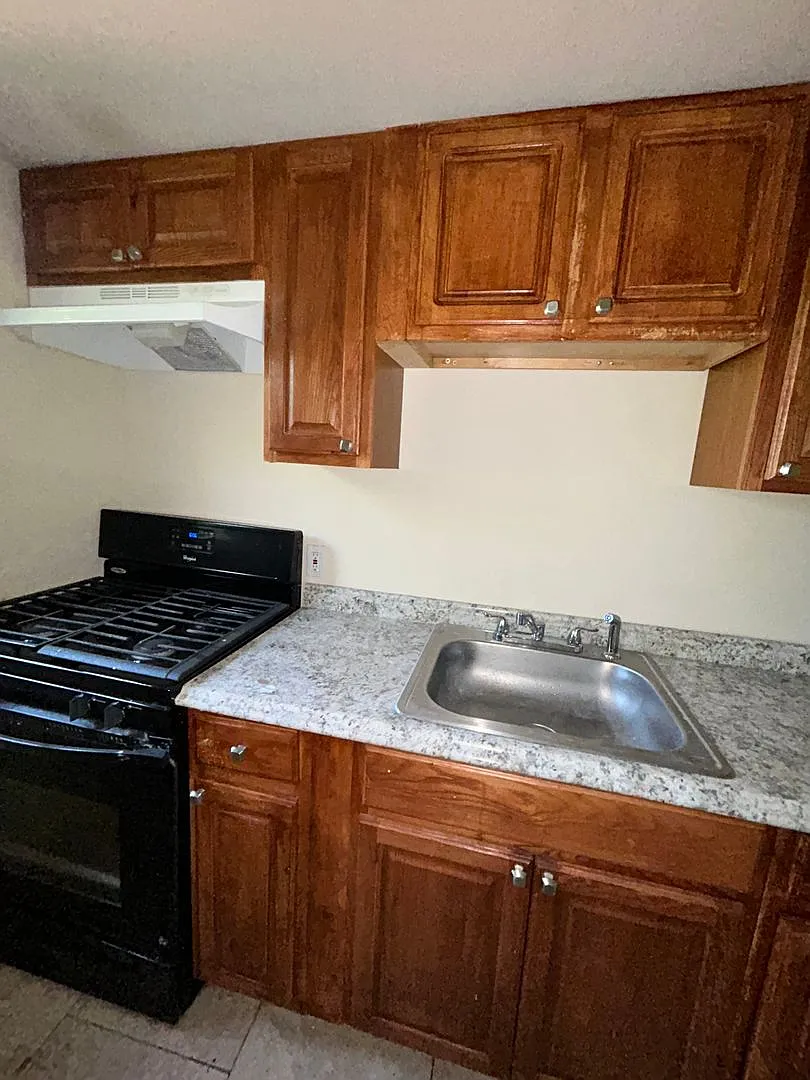 3 beds 1 bath — Photo 4