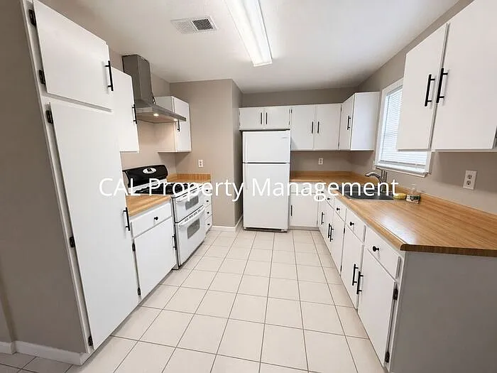 421 Michael Cir — Photo 6