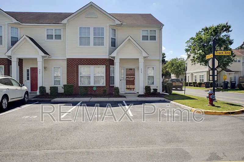3 bed, 2.0 bath, 2310 sqft, $2,295 — Photo 1