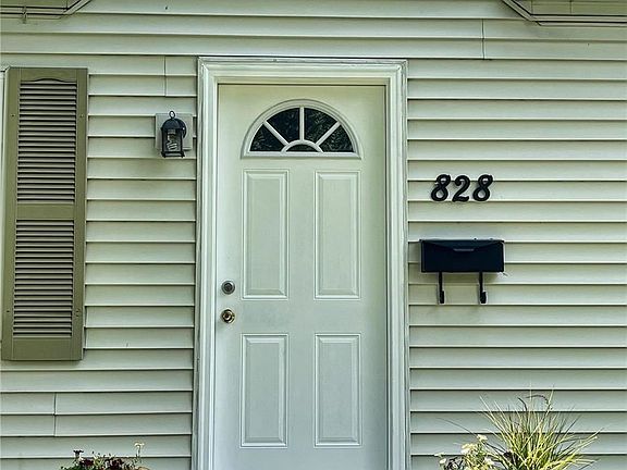 2nd image of 828 Whittier St