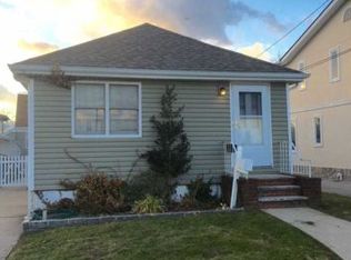 96 Suffolk Rd, Island Park, NY 11558