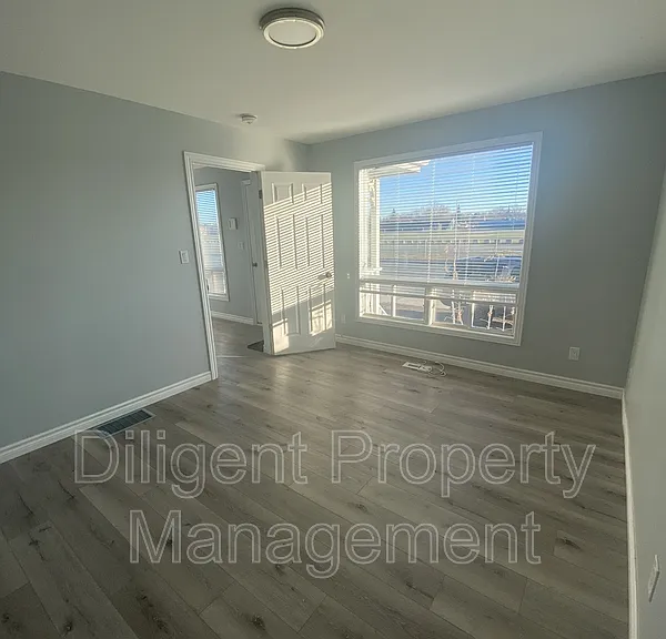 260 Lansdowne St W — Photo 2