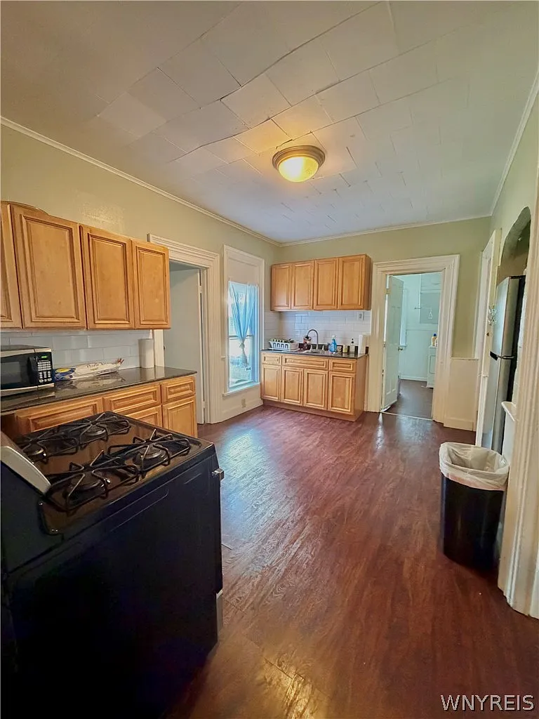 2 bed, 1.0 bath, 1750 sqft, $1,750 — Photo 2