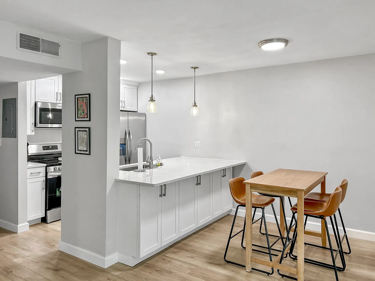 2 bed, 852 sqft, $2,600 — Photo 2