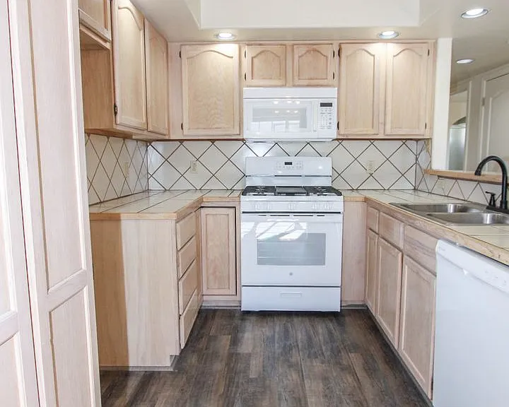 3249 N Hedgewood Dr — Photo 5