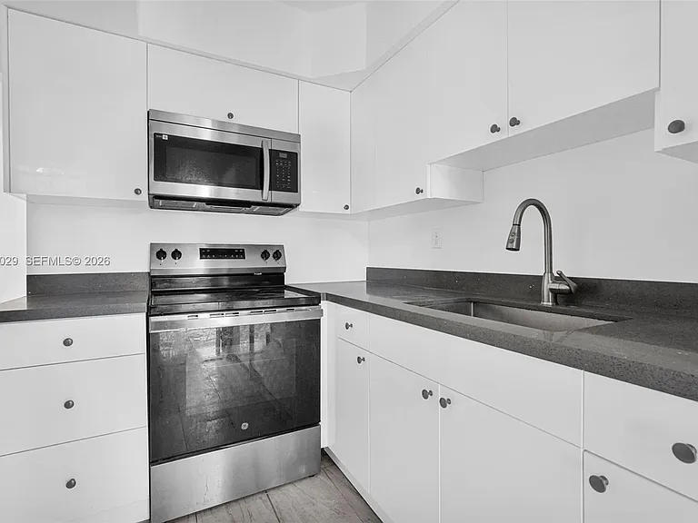 14600 NE 14th Ave #1 — Photo 3