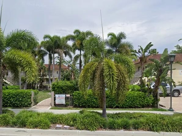 660 8th St N, Naples, FL 34102