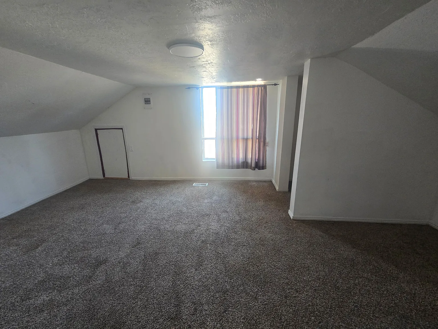 6 bed, 2650 sqft, $2,600 — Photo 4