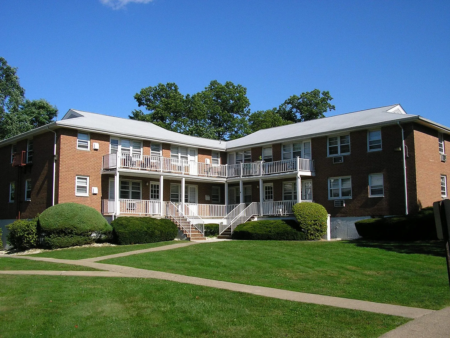 Lindsley Arms Apartments — Photo 1