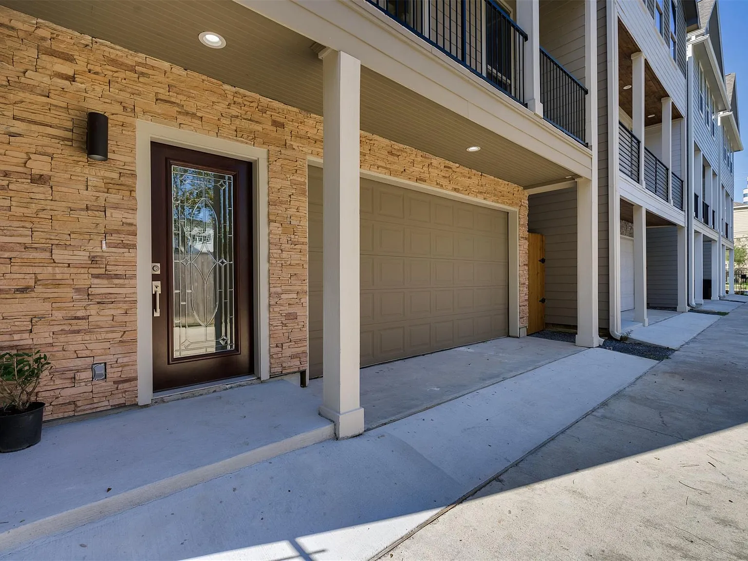 3 bed, 3.5 bath, 2252 sqft, $3,600 — Photo 4
