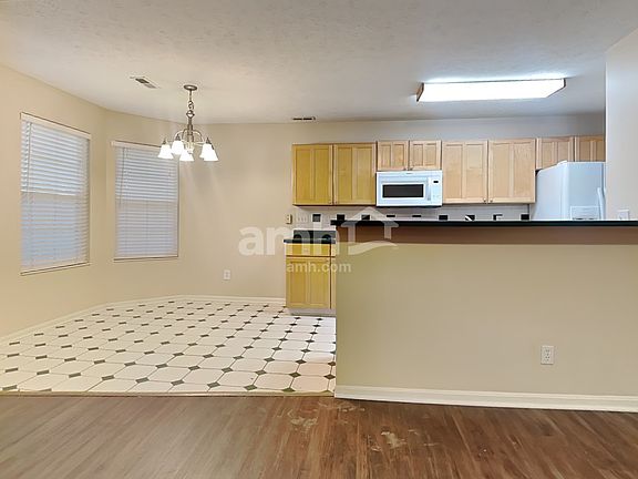 5th image of 682 Whippoorwill Dr