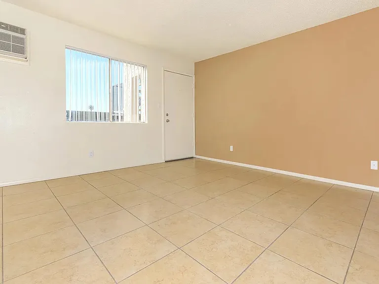 Los Vecinos Apartments — Photo 13