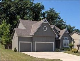 2nd image of 517 NE Emerald Dr