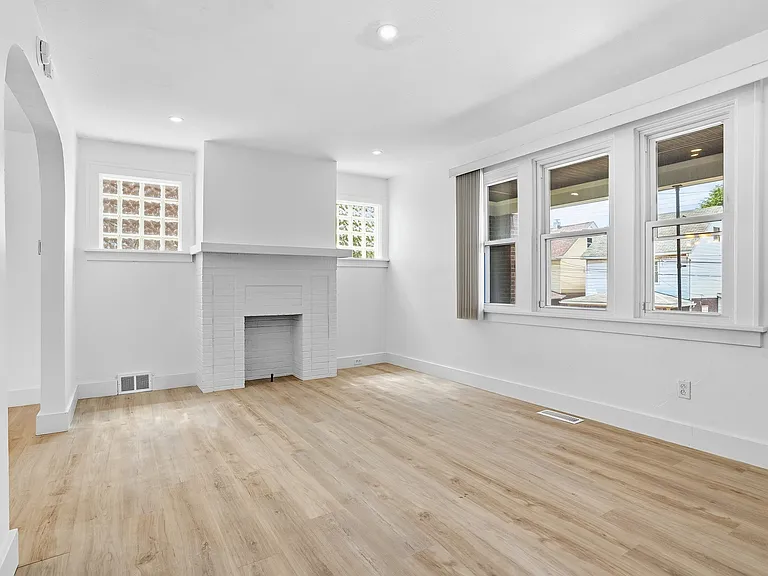 7806 Saint Lawrence Ave — Photo 3