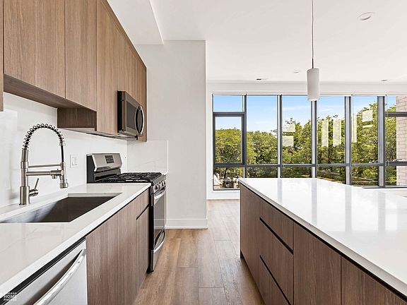 4th image of 3207 N Lawndale Ave #401