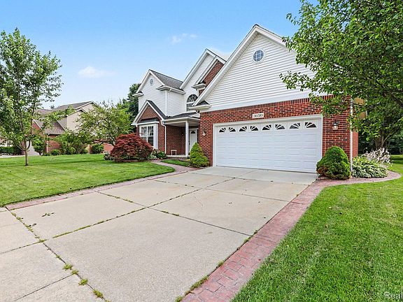 3rd image of 36510 Orchard Lake Dr
