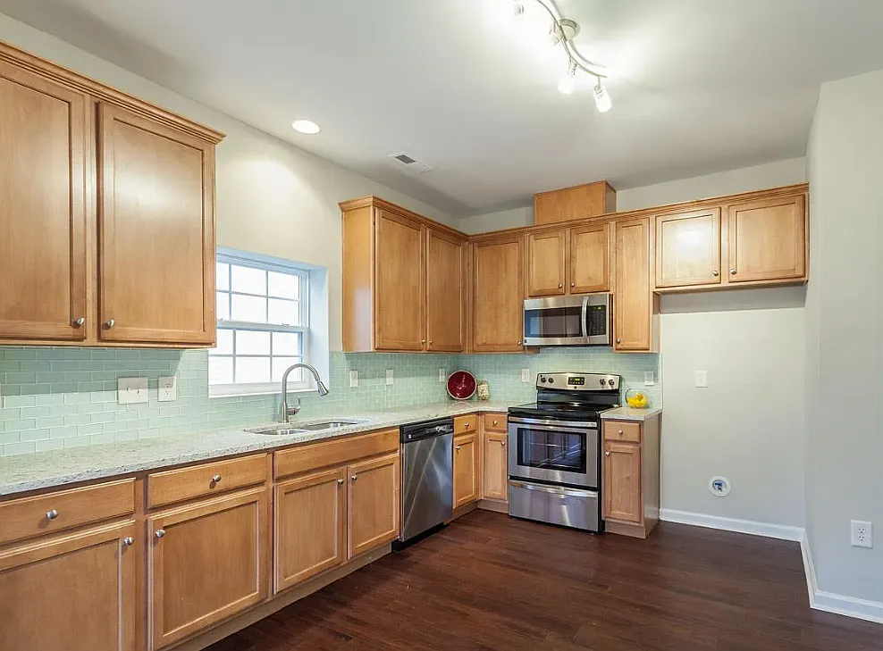 4 bed, 2.5 bath, 1900 sqft, $2,200 — Photo 2