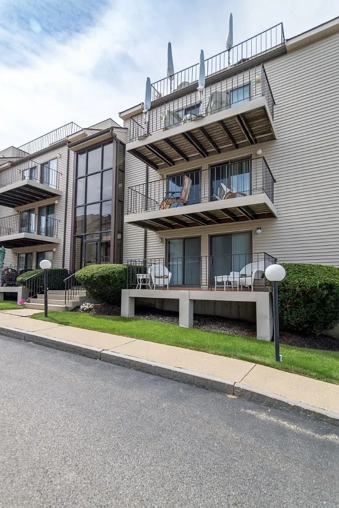 2 bed, 1.0 bath, 832 sqft, $2,300 — Photo 2
