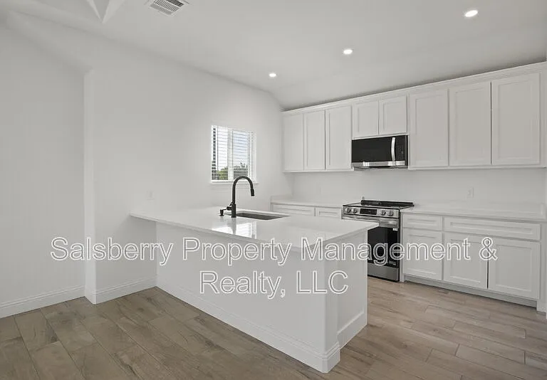 338 S 3rd St — Photo 8