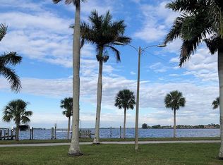 2520 Riverside Dr E, Bradenton, FL 34208