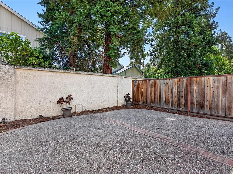 2056 Olivia Ct — Photo 31