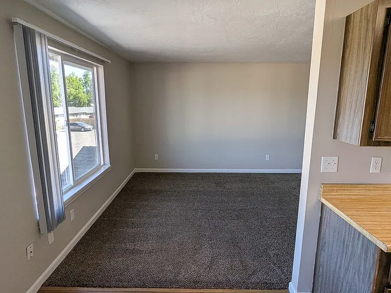 Apartment in West Salem near banks, shopping areas, bus lines, and downtown! ~ Colonial — Photo 8