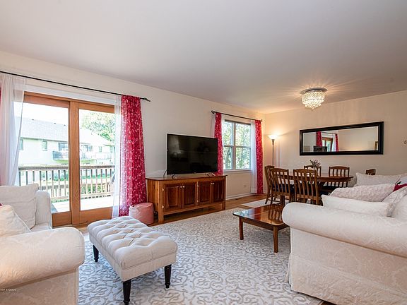 3rd image of 951 Tara Ct