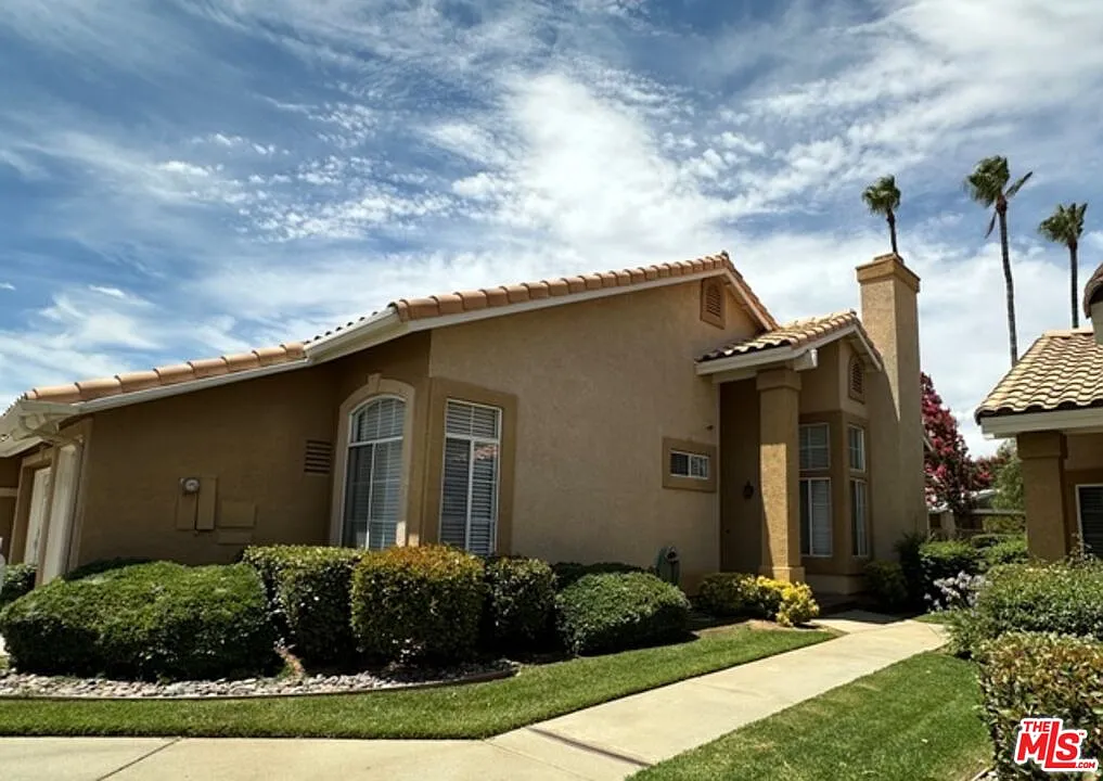 2 bed, 2.0 bath, 1261 sqft, $2,400 — Photo 2