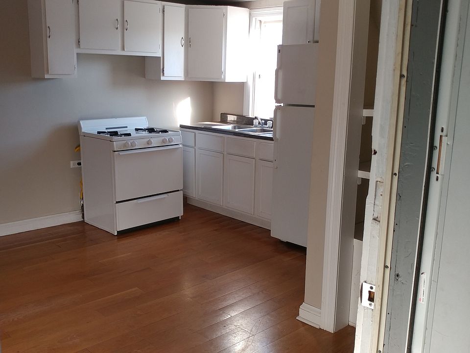 1st image of 2136 N Sawyer Ave #3