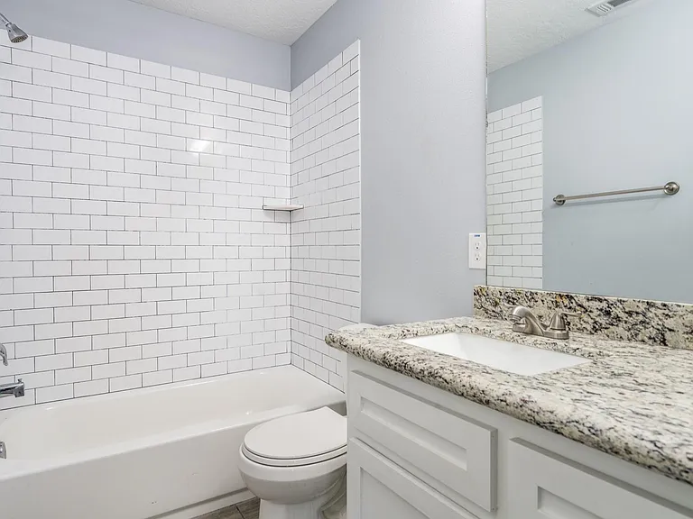 207 N Poplar St #B — Photo 14