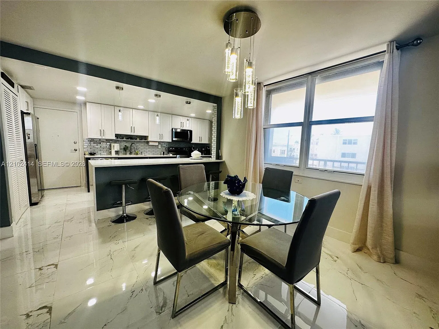 Oxford Towers Condo — Photo 4