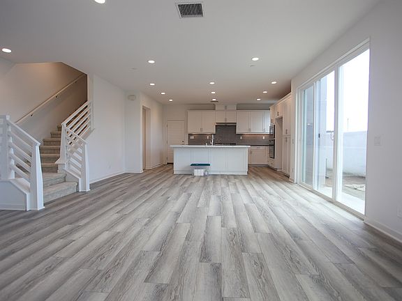 3rd image of 1180 Modjeska